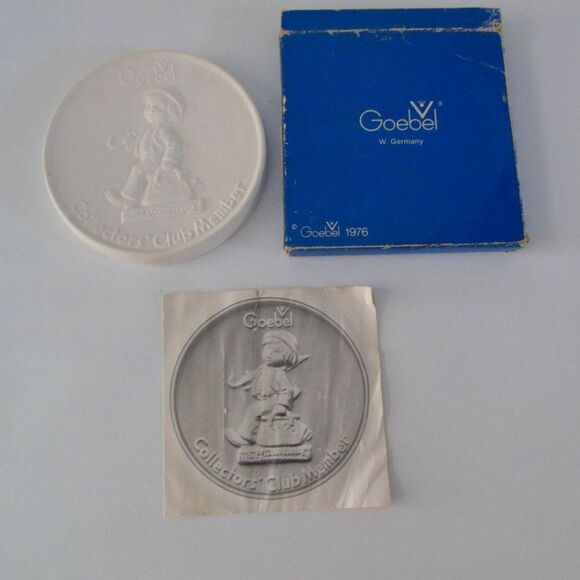 Goebel Merry Wanderer Hummel Plaque Germany Vintage 1976 Collectors Club Bisque - Picture 2 of 5